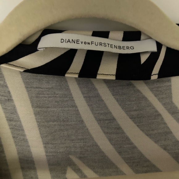 DVF 100% SILK - Classic WRAP DRESS - Picture 3 of 7